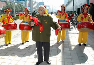 老爸生日快乐，恭祝你福寿与天齐，年年都有今日，岁岁都有今朝。 福寿安康