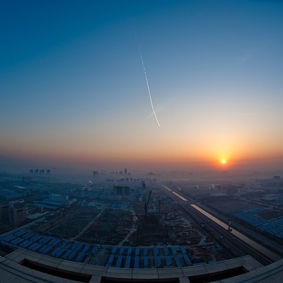 不管昨夜你是多么的泣不成声，早晨醒来城市依旧车水马龙 泣不成声表情包