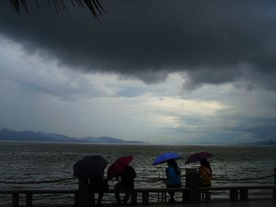 乌云乌云快走开你可知道我不常带把伞 吃雨伞的乌云怪