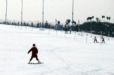 西安白鹿原滑雪场，唯一可以昼夜滑雪的地方！ 白鹿原滑雪场