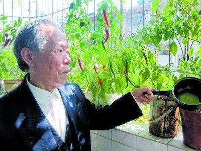 79岁老汉每天两次“养梨操” 仍与老伴过房事 76岁老汉天天找老伴