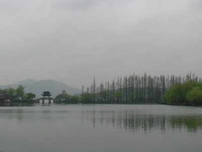 水光潋滟晴方好，山色空蒙雨亦奇。苏轼《饮湖上初晴后雨》其二 水光潋滟晴方好的意思