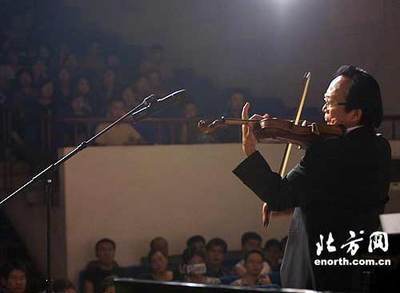 视频: 雷振邦、韩铁华：花儿为什么这样红 小提琴独奏 俞丽娜 俞丽拿梁祝小提琴不行