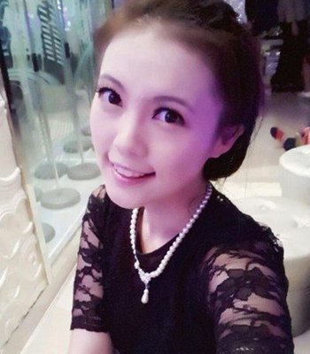 央视女记者低胸走光被拍 回应：不知背心掉下来 央视主播肖艳低胸