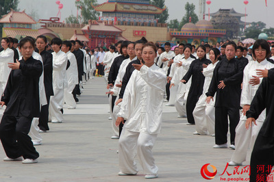 二十四式太极拳（名人教学 演示） 二十四式太极拳视频