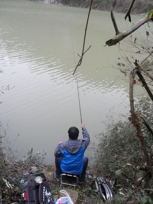 春钓水库垂钓 春季钓鱼技巧 实用钓鱼知识 水库钓鱼技术 垂钓翁钓鱼筏