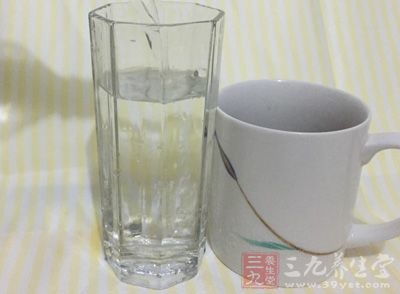 尿酸偏高的原因? 应怎样降低尿酸? 饮食方面需要注意些什么? 尿酸偏高饮食注意