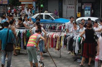  摆地摊卖衣服如何进货 怎样摆地摊卖衣服？