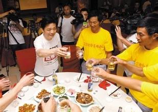  农民工吃饭 请150农民工吃饭，崔永元1.4万元的“秀”