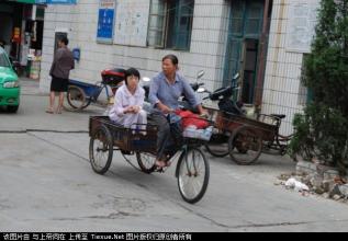  女孩子摆地摊卖什么好 摆地摊的网店女孩