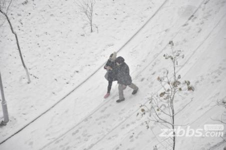 下雪天一起走到白头 是不是一起走在下雪的路上，就可以走到白头？