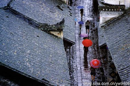 为何有泪痣的女孩漂亮 雨在漂，泪在烧