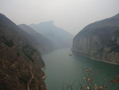 夔门天下雄舰机轻轻过 雨中过夔门