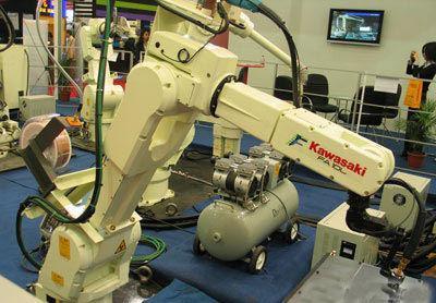 美的收购库卡机器人 美的收购库卡机器人对国内机器人产业会形成打击吗？会收购多少股份？