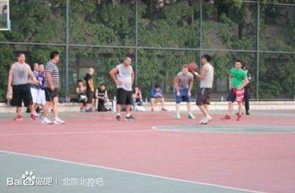 广州 打篮球的外国人 在球场和外国人一起打篮球是什么体验?