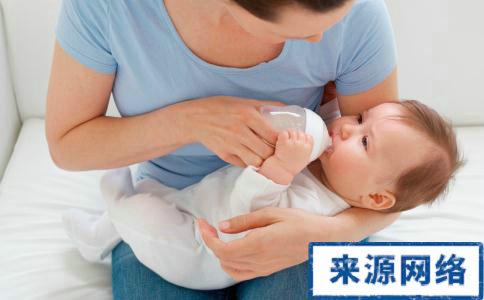 正确的母乳喂养方式 2-3个月宝宝喂养方法 根据母乳量决定喂养方式