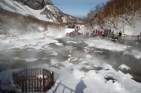 长白山雪景 春节长白山温泉池笑看雪景