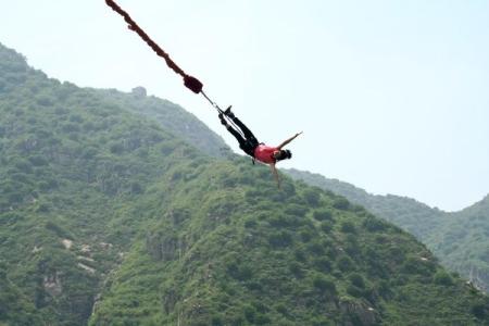 蹦极是一项既惊险 蹦极是怎样一项运动(2)