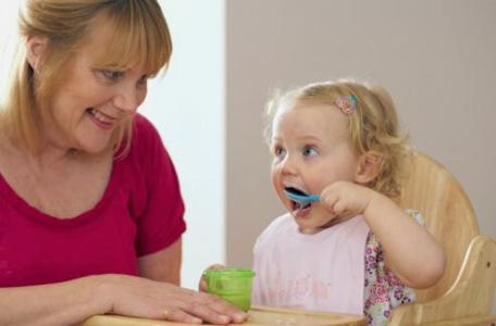 孩子几个月添加辅食 怎样根据孩子的实际情况添加辅食