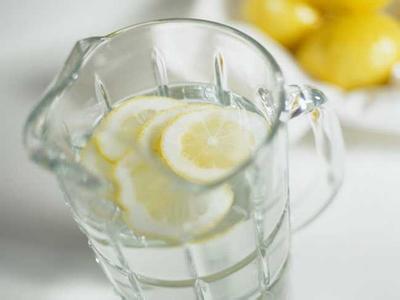 生柠檬片泡水喝的功效 柠檬片泡水的功效与作用
