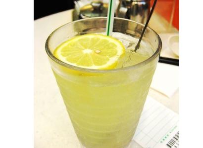 蜂蜜柠檬水可以减几斤 蜂蜜柠檬水怎么喝减肥