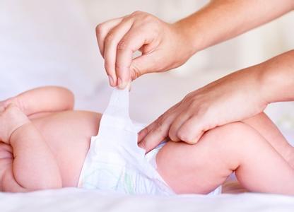 宝宝换尿布的正确方法 怎样给宝宝换尿布