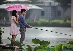 下雨天钓鱼技巧 夏季下雨天的钓鱼技巧