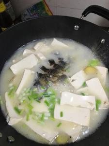 下奶鲫鱼豆腐汤怎么做 鲫鱼豆腐汤怎么做