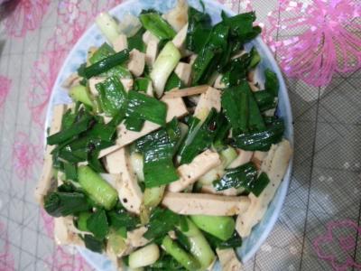 蒜苗炒豆腐干 青蒜苗和豆腐干可以一起食用吗？