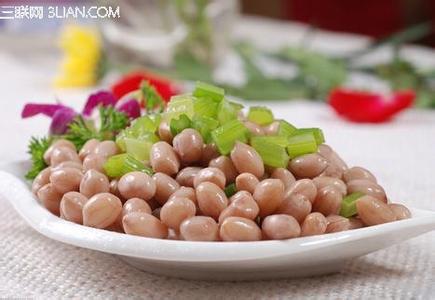 芹菜胡萝卜花生米 花生拌芹菜健脑饮食禁忌