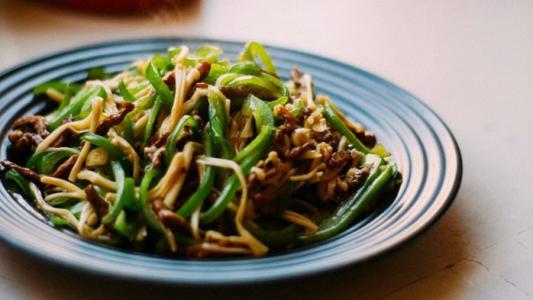 金针菇肉丝青椒鱼豆腐 金针菇青椒肉丝的做法