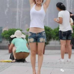 白衬衫里面穿什么 夏天白衬衫里面穿什么防走光