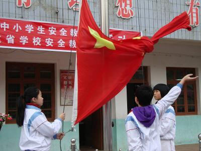 小学生国旗下讲话稿 学生夏季安全国旗下讲话稿