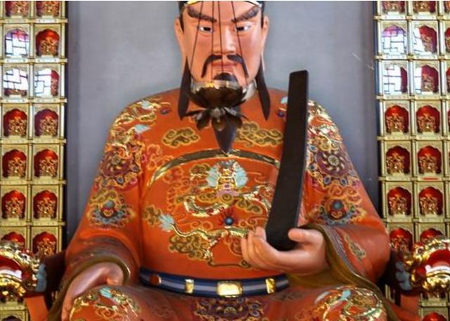 孩子额上长肉瘤，被人嫌弃，城隍庙睡一觉，肉瘤消失了
